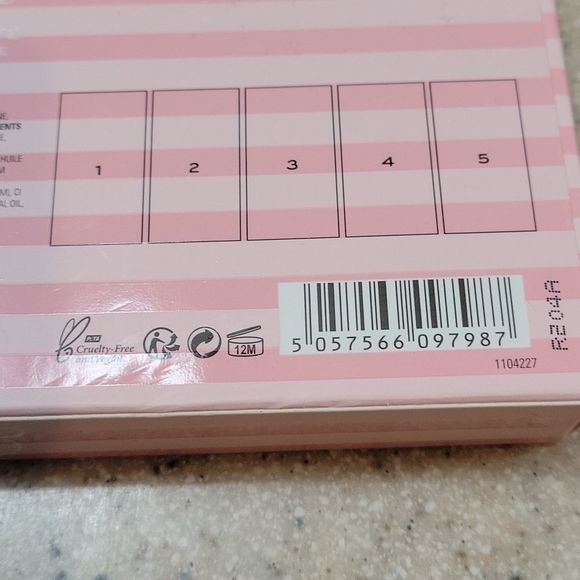 I ❤️ REVOLUTION PRALINE HIGHLIGHTER PALETTE - Picture 9 of 11